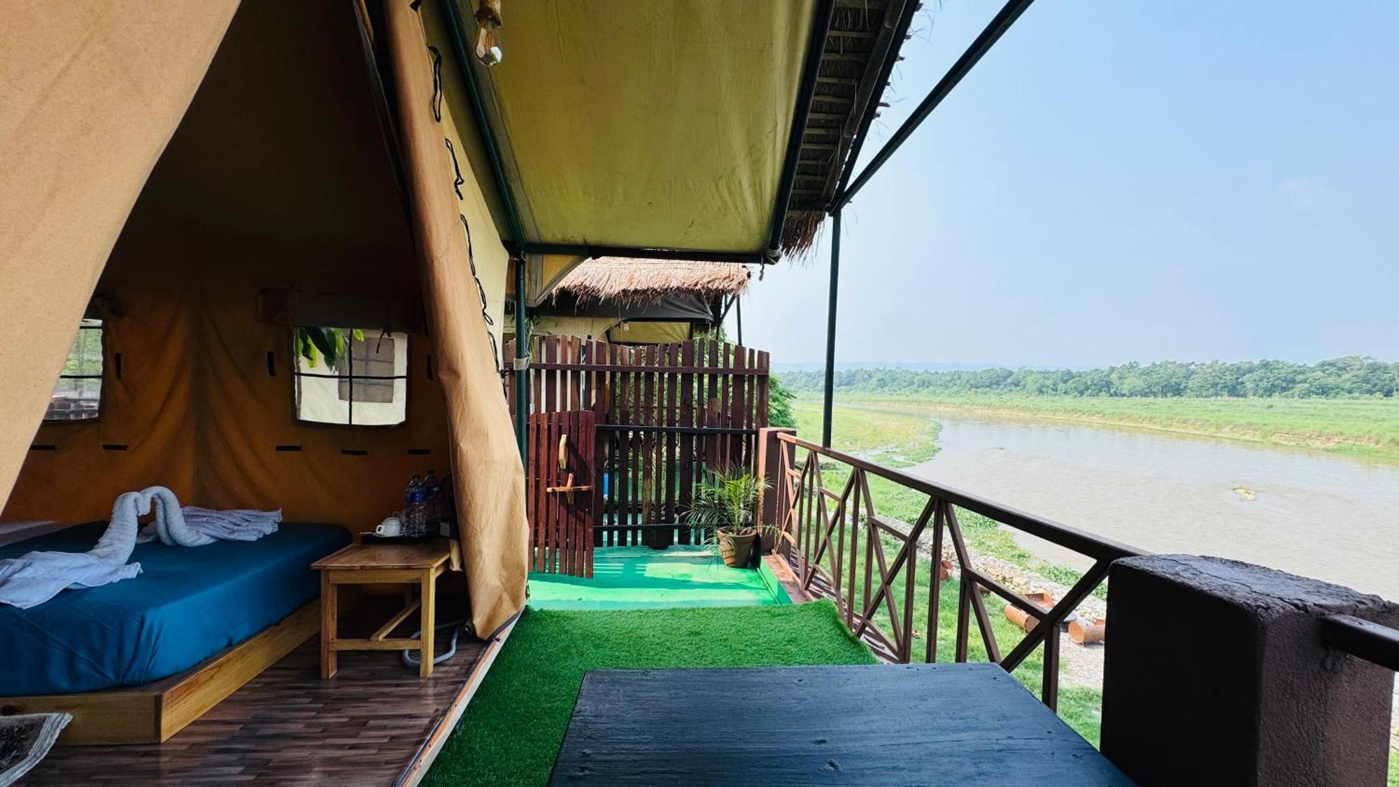 Hotel Jungle Wildlife Camp Sauraha Exterior foto