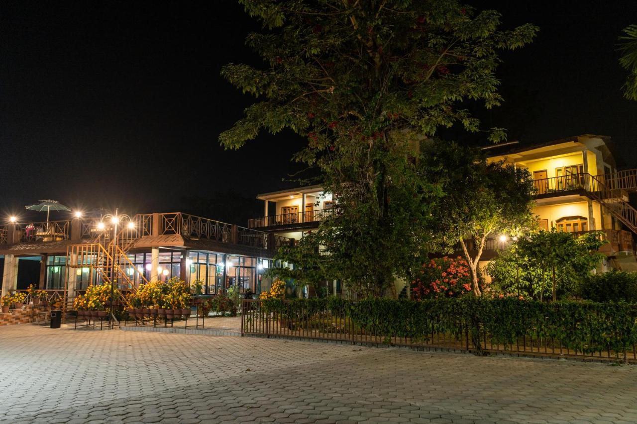 Hotel Jungle Wildlife Camp Sauraha Exterior foto
