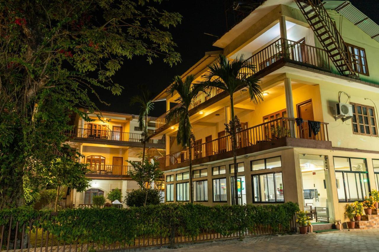 Hotel Jungle Wildlife Camp Sauraha Exterior foto